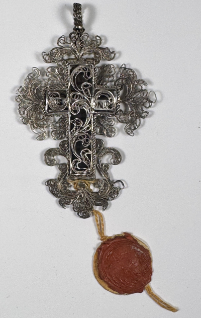 Spectacular silver reliquary with relics of the True Cross of Jesus Christ