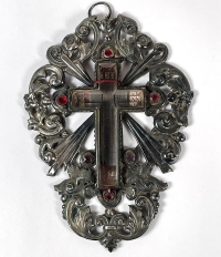 Spectacular reliquary with an important relic of the True Cross of Jesus Christ
