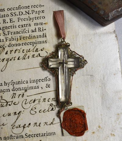 Documented reliquary theca housing particles from the True Cross of Jesus Christ