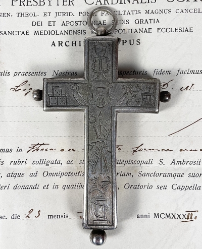Important 1932 documented reliquary pendant with relics of the True Cross of Jesus Christ